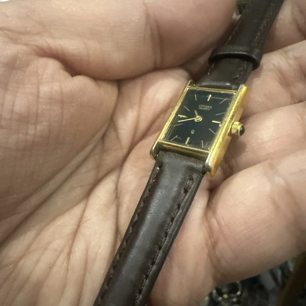 Vintage Working  Citizen Quartz Ladies Watch Black Dial Gold Tone 16.5mm Runs